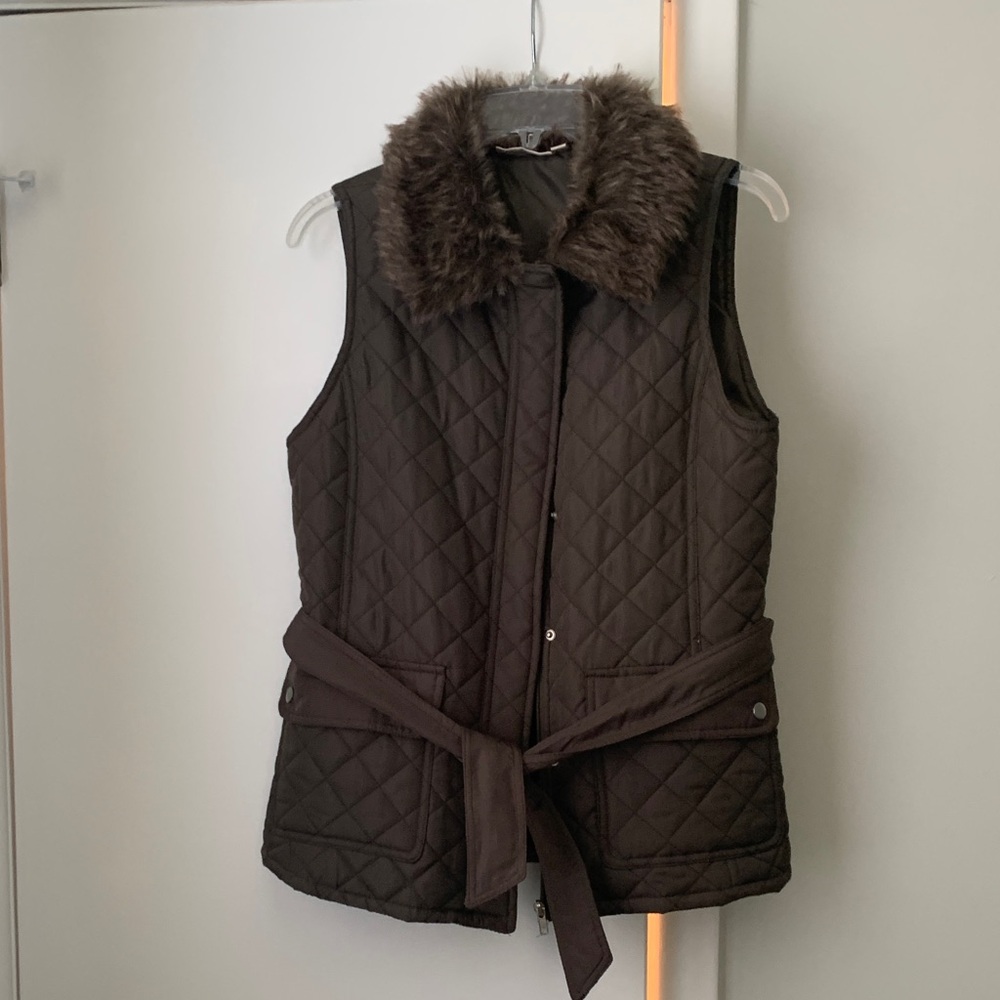 Kenar Quilted Vest with Faux Fur Collar in Dark Green